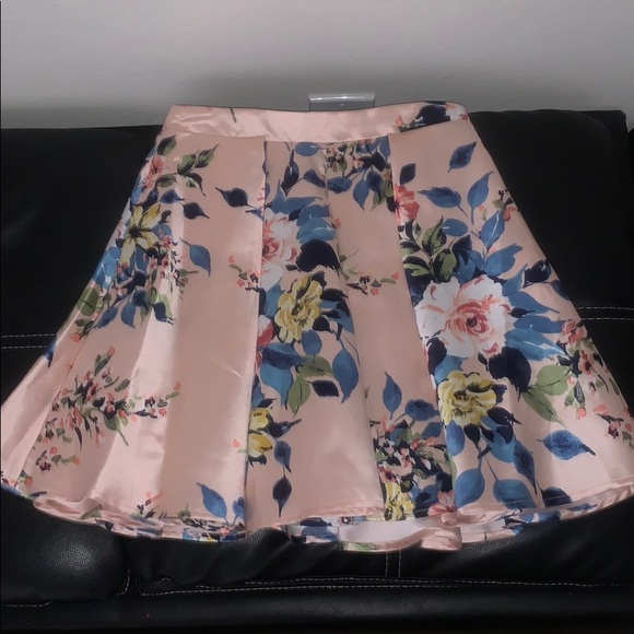 Spring time pleated puffy skirt - Picture 4 of 6